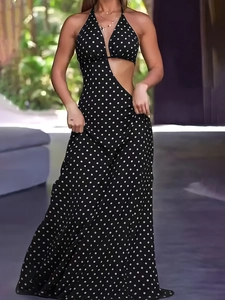 Robe longue dos nu à pois avec décolleté en V profond et découpe latérale pour les vacances