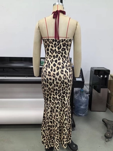Détail de la robe longue moulante à imprimé léopard avec dos nu et rubans bordeaux