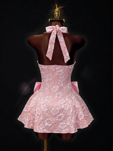 Rosa Neckholder-Minikleid mit 3D-Blumenstickerei und großer Satinschleife am Rücken