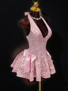 Elegantes rosa Jacquard-Kleid mit Neckholder, V-Ausschnitt und weitem Rockteil
