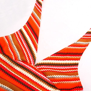 Dettaglio macro del tessuto a coste con motivi a onde colorate a zigzag sul vestito