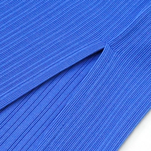Nahaufnahme der königsblauen Rippstrick-Textur und des Seitenschlitzes am Kleid