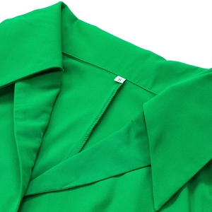 Détail du col à revers vert et de la texture du tissu sur la robe en taille S