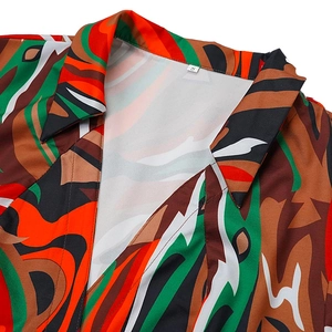 Gros plan sur l'imprimé géométrique du col de chemise avec étiquette taille S