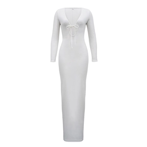 Détail de robe longue blanche en maille côtelée avec col en V profond et laçage