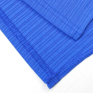 Nahaufnahme eines blauen Rippstrickkleids mit Texturdetails und Doppelnaht am Saum