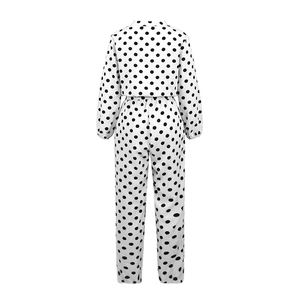 Vue arrière d'une combinaison à pois noir et blanc avec manches longues et taille élastique