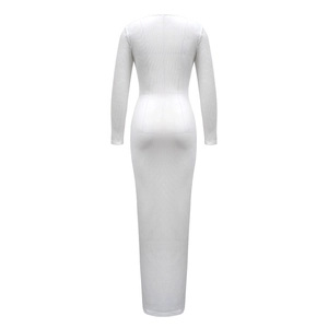 Vue arrière d'une robe longue blanche à manches longues avec texture maille côtelée