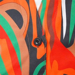 Détail macro d'une chemise à imprimé abstrait avec bouton noir et couture de qualité