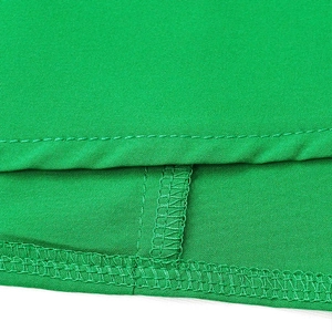 Gros plan détaillé montrant les coutures professionnelles et la texture du tissu vert