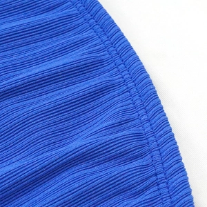 Detailaufnahme von royalblauem Rippstoff mit präziser Doppelnaht-Verarbeitung