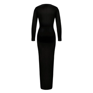 Vue détaillée du dos d'une robe maxi moulante noire en maille côtelée semi-transparente