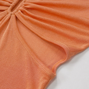Vue détaillée de la maille côtelée orange avec découpe élégante et détails froncés