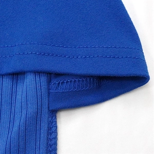 Detail des königsblauen Strickkleids mit Doppelnaht und feiner Rippenstruktur-Verarbeitung
