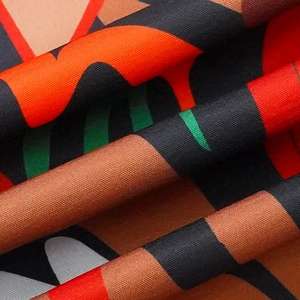 Vue macro de la texture du tissu imprimé coloré d'un ensemble chemise à col en V profond