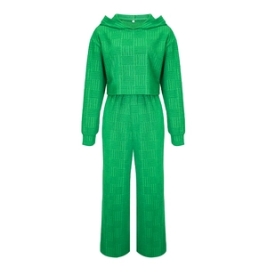 Détail de l'ensemble de loisirs vert clair avec texture tricotée et haut à capuche court