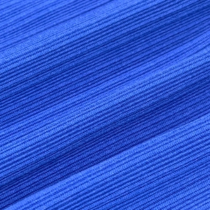 Detailansicht von königsblauem Rippstrickgewebe mit vertikaler Textur und Materialqualität