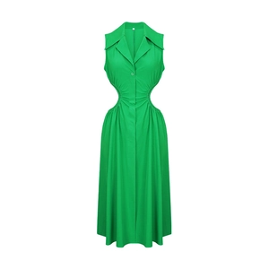 Détail de la découpe à la taille et des fronces sur la robe midi vert vif sans manches