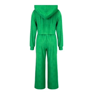 Vue détaillée de l'ensemble vert deux pièces en tissu gaufré avec poignets élastiqués