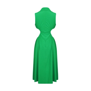 Vue arrière d'une robe midi sans manches vert sauge avec découpes à la taille