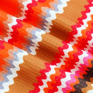 Dettaglio ravvicinato del tessuto in maglia a chevron con strisce colorate