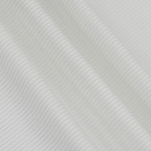 Détail du tissu blanc en maille côtelée montrant les rayures verticales et plis