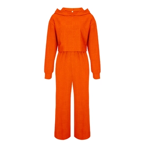 Détail d'un ensemble deux pièces orange vif en tissu texturé à motifs géométriques