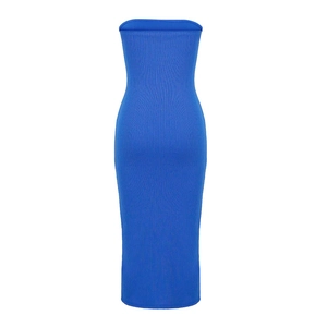 Detailansicht der blauen Rippstrick-Textur und des trägerlosen Bodycon-Midikleids