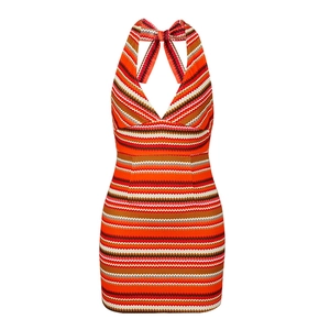 Dettaglio di abito in maglia a righe zigzag colorate con allacciatura e scollo a V