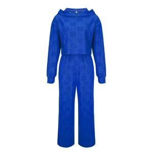 Détail de l'ensemble de détente bleu montrant la maille gaufrée et le sweat à capuche court