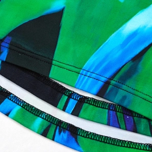 Détail du tissu à imprimé feuilles avec surjet de précision et finition d'ourlet de qualité