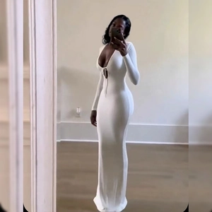 Robe longue blanche moulante à manches longues avec décolleté en V profond et lacets