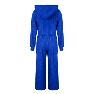 Vue détaillée de la texture tricotée bleue du sweat à capuche et du pantalon large