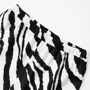 Détail de la taille élastique du pantalon à imprimé zèbre montrant le tissu