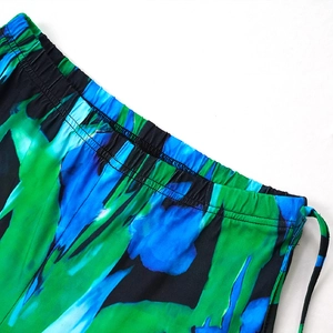 Détail de la taille élastique sur le pantalon large à imprimé abstrait multicolore