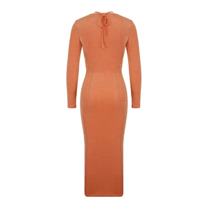 Détail d'une robe longue orange corail ajustée avec nœud au dos et tissu en maille chic