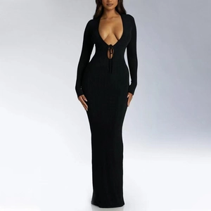 Robe longue élégante en maille côtelée noire à manches longues avec col en V profond lacé