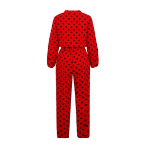 Vue détaillée d'une combinaison rouge à pois avec manches longues et taille élastique