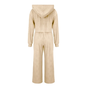 Détails de la maille côtelée sur l'ensemble beige à capuche et pantalon large