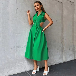 Détail de la robe midi verte sans manches avec col à revers et découpes à la taille