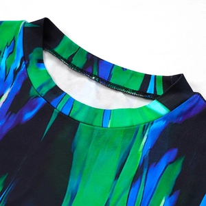 Détail du col rond montrant des coutures de qualité et un imprimé fluide sur le t-shirt