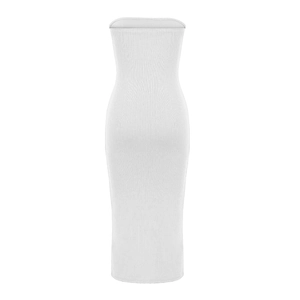 Detailaufnahme des weißen Rippstrick-Stoffs von einem schlanken trägerlosen Maxikleid