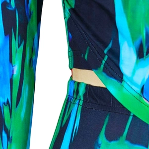Détail du tissu tie-dye multicolore avec découpe à la taille et coutures de qualité