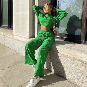 Détail de l'ensemble de détente vert avec texture géométrique et coupe à taille haute