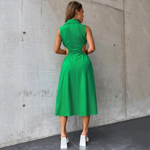 Robe trapèze vert vif sans manches avec découpes élégantes au dos et taille plissée chic