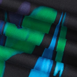 Gros plan sur l'imprimé géométrique vibrant du tissu doux de cet ensemble t-shirt