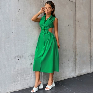 Détail d'une robe trapèze verte sans manches avec col chemise et découpes à la taille
