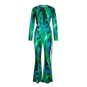 Détail du pantalon évasé taille haute et du haut avec imprimé floral abstrait