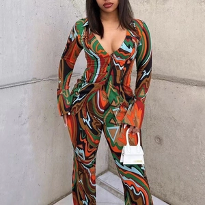 Détail du motif vagues abstrait sur l'ensemble chemise col en V et pantalon large