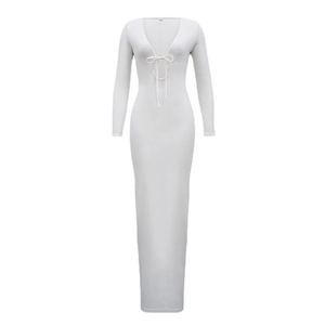 Élégante robe blanche en maille côtelée avec décolleté en V profond et coupe longue ajustée